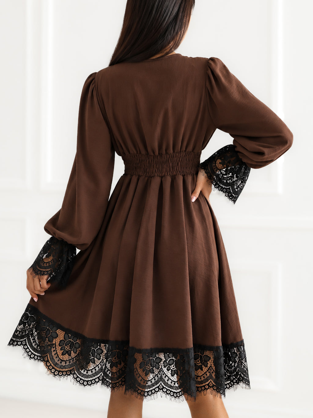 MELFIA ELARA – Elegantes ausgestelltes Kleid mit Taillenabnähern