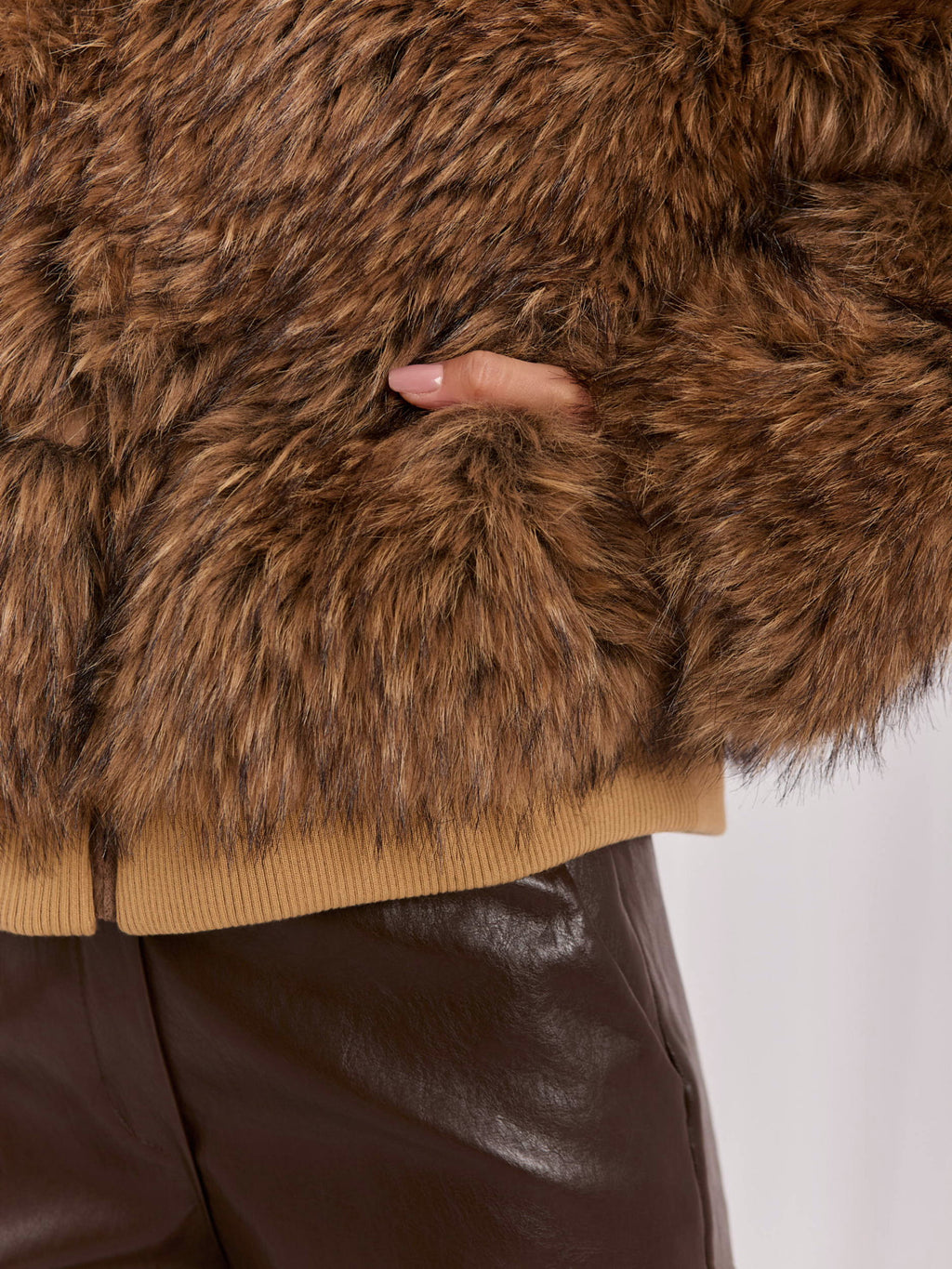 MELFIA AMARA – Elegante Damenjacke aus Kunstfell mit Taschen