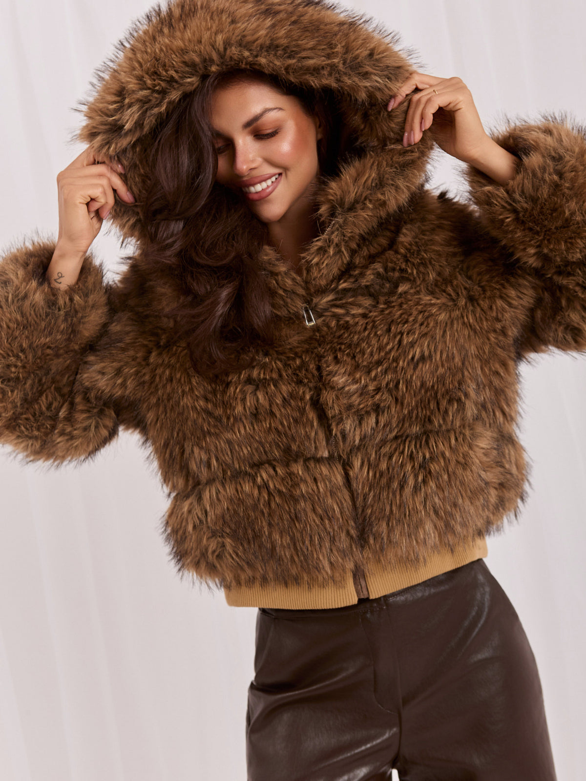 MELFIA AMARA – Elegante Damenjacke aus Kunstfell mit Taschen