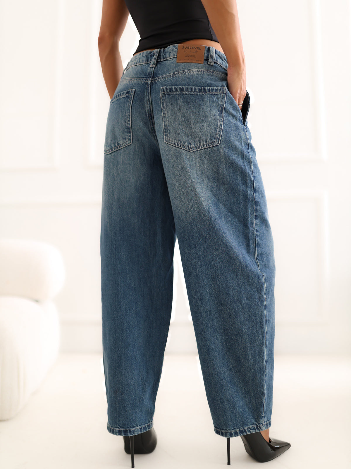 MELFIA NOIR Barrel-Leg Jeans in Dunkelblau