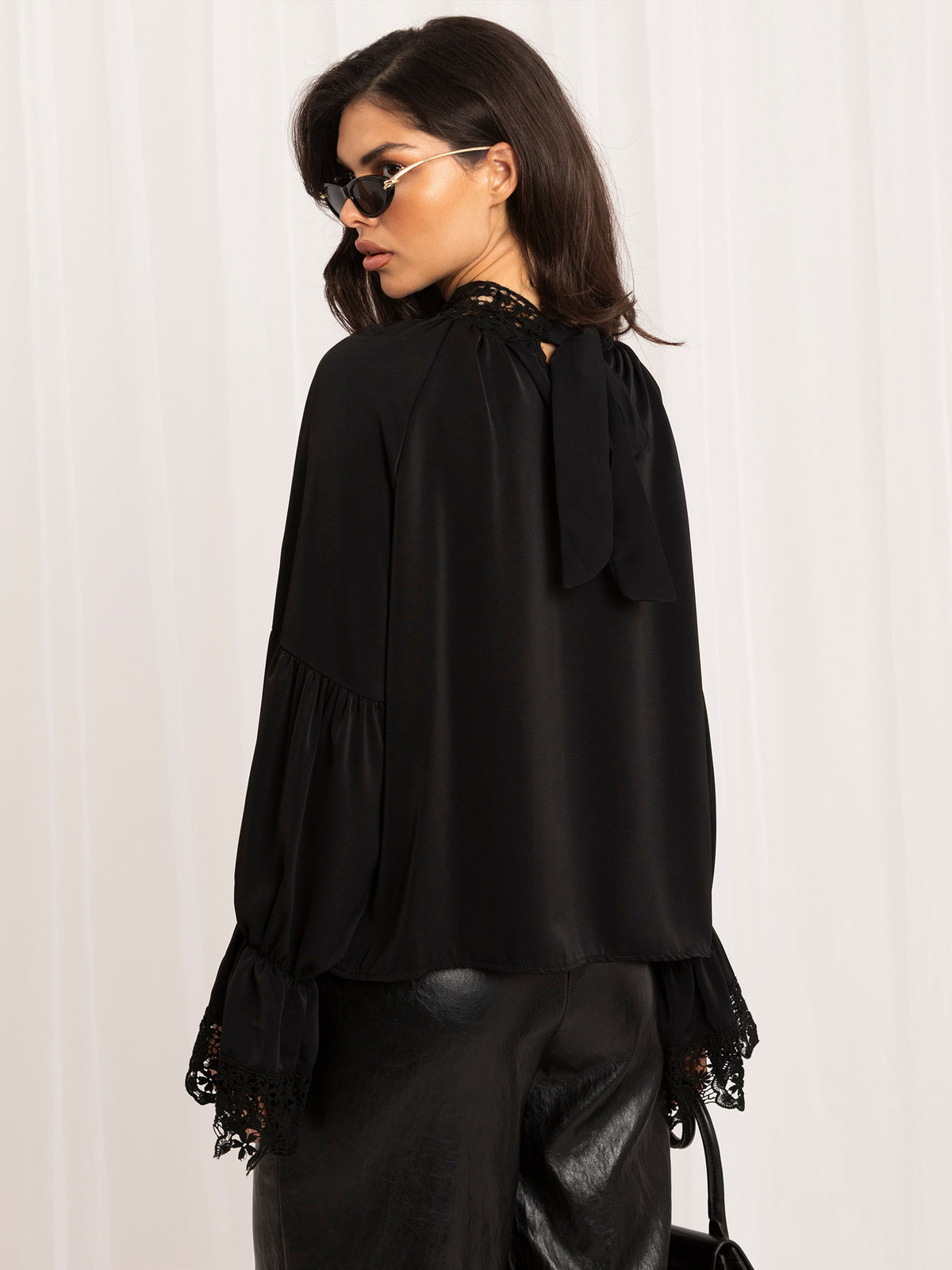 MELFIA – Elegante Bluse mit Spitzenabschluss