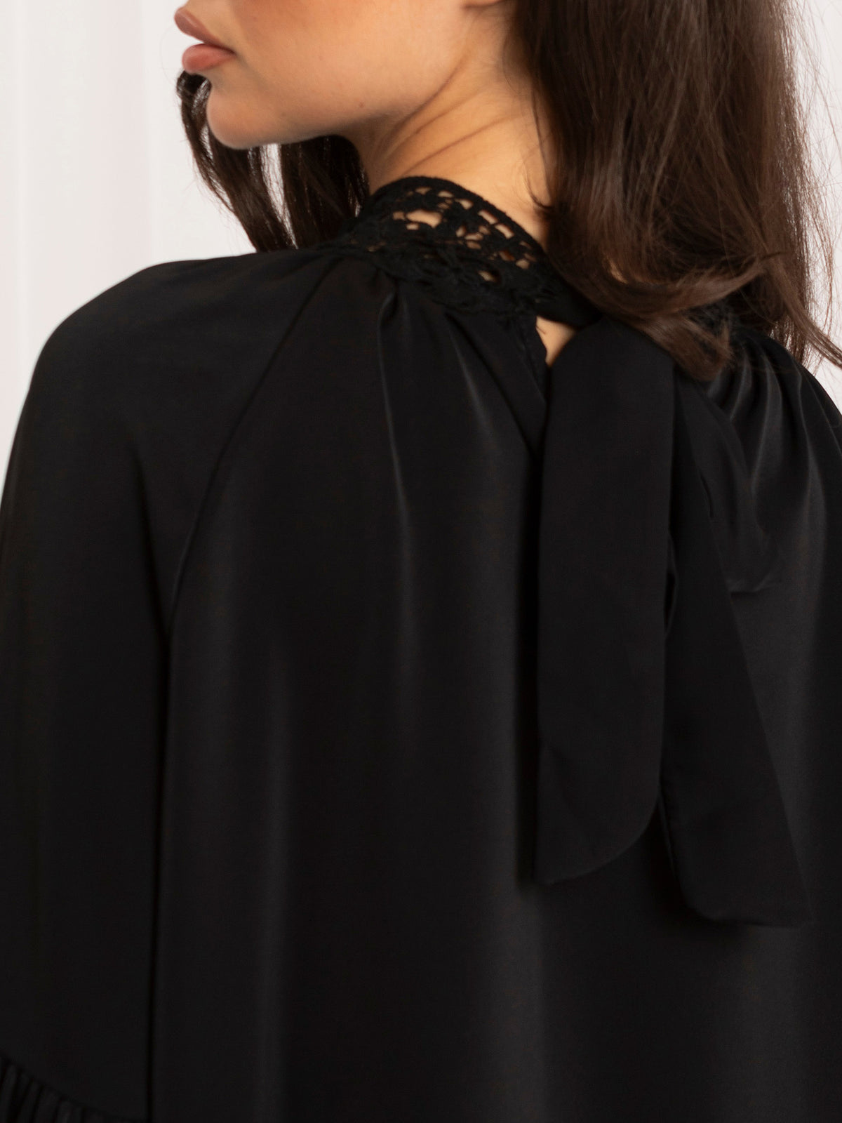 MELFIA – Elegante Bluse mit Spitzenabschluss