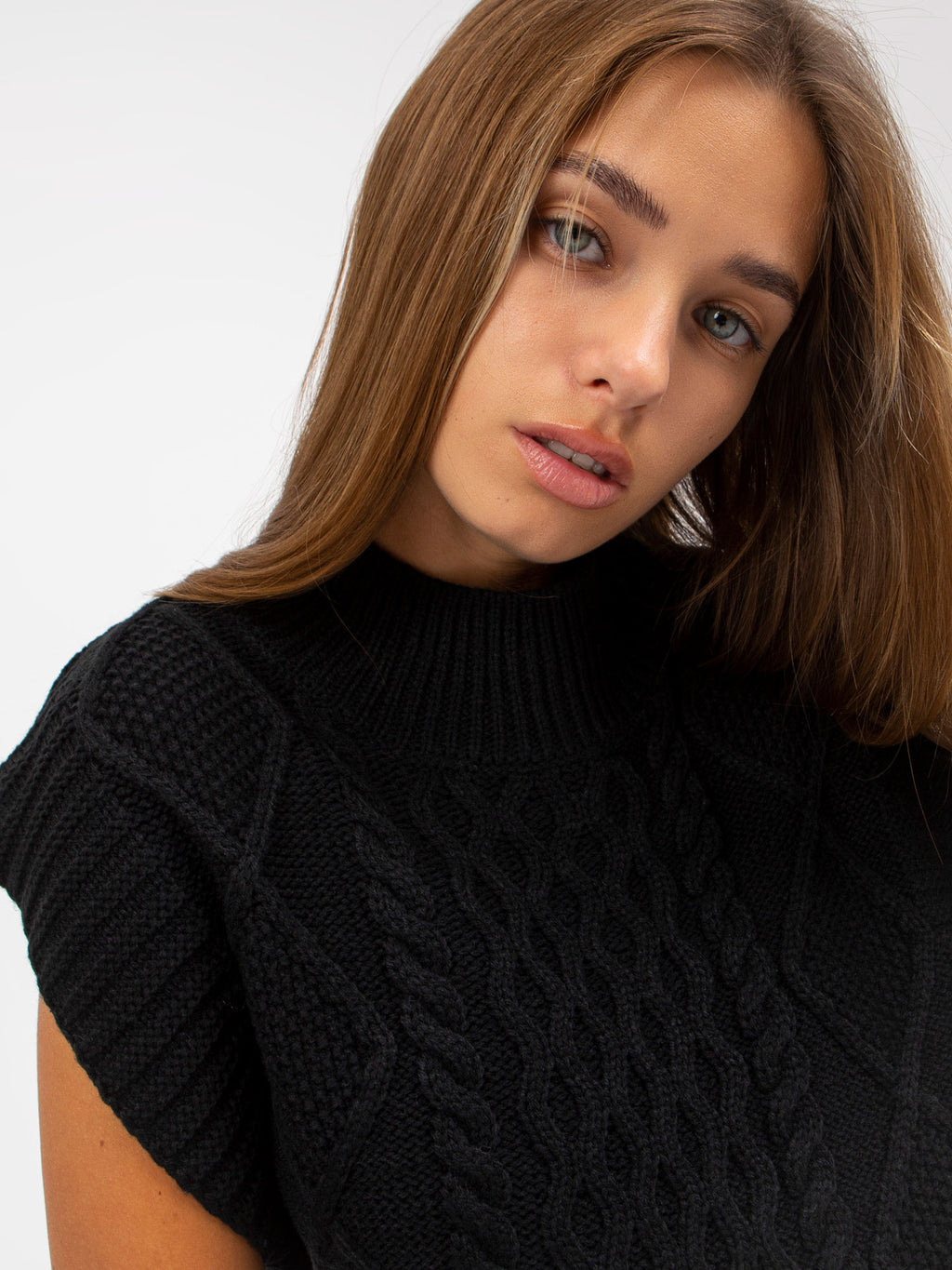 MELFIA – Strickweste mit Zopfmuster