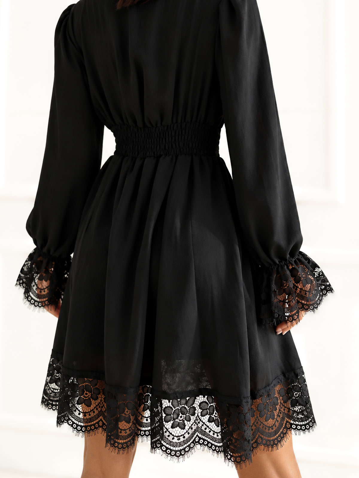 MELFIA ELARA – Elegantes ausgestelltes Kleid mit Taillenabnähern