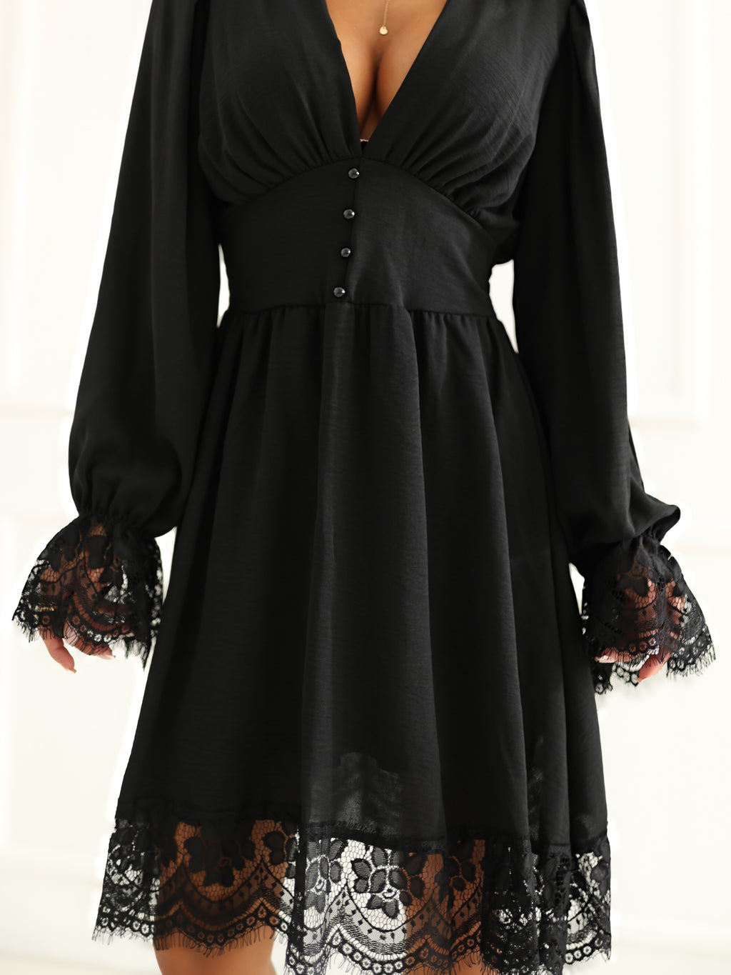 MELFIA ELARA – Elegantes ausgestelltes Kleid mit Taillenabnähern