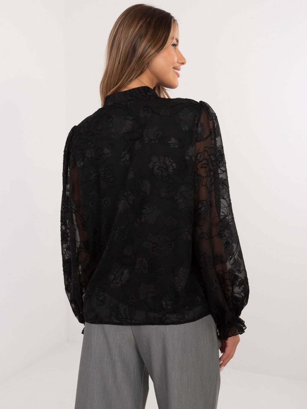 Melfia Schwarze elegante Damenbluse mit Stickerei.