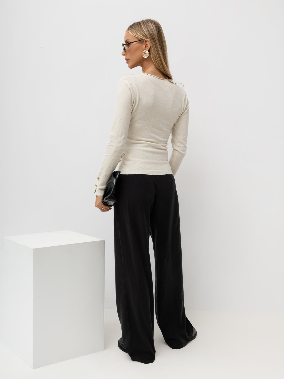 MELFIA Fitted V-Neck Sweater